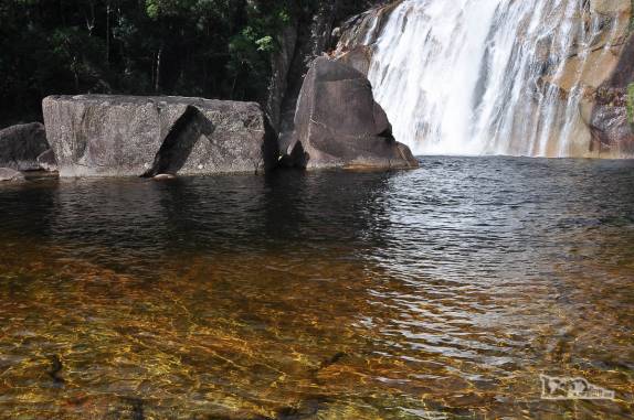 O sol ilumina e torna ainda mais bonita a cachoeira do rio Vermelho, na Várzea do Braço, em Santo Amaro da Imperatriz, perto de Florianópolis, em Santa Catarina